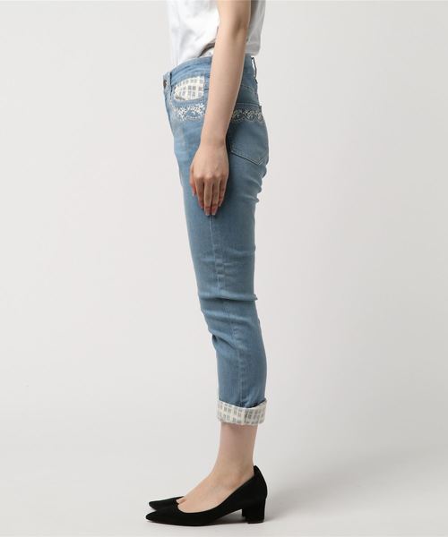 axes femme 刺繍入りライトブルークロップドデニムパンツ お花 可愛い axes femme（アクシーズファム）の「花刺繍デニム（デニムパンツ