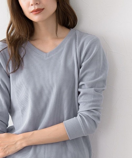 Pierrot（ピエロ）の「ネックが選べるワッフルロンT クルーネック Vネック 長袖 Tシャツ（Tシャツ/カットソー・レディース・ホワイト系その他/ブラック系その他/グレー系その他/ブラウン系その他/ブルー系その他/ベージュ系その他2/オレンジ/ピンク系その他/ベージュ系その他/アイボリー/オレンジ系その他/ネイビー/杢グレー/ピンク系その他2/ブラック/ブラウン系その他2/ブルー系その他3/ブルー系その他2/ブラウン/チャコール/パープル系その他/グレー系その他2/ラベンダー/テラコッタ・M/L）」の19枚目の写真