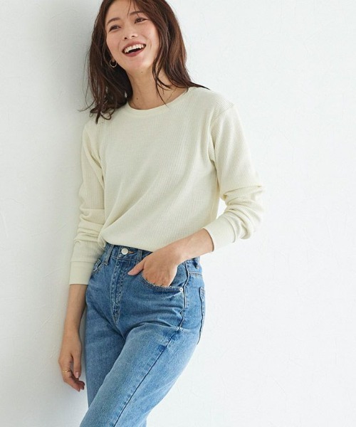 Pierrot（ピエロ）の「ネックが選べるワッフルロンT クルーネック Vネック 長袖 Tシャツ（Tシャツ/カットソー・レディース・ホワイト系その他/ブラック系その他/グレー系その他/ブラウン系その他/ブルー系その他/ベージュ系その他2/オレンジ/ピンク系その他/ベージュ系その他/アイボリー/オレンジ系その他/ネイビー/杢グレー/ピンク系その他2/ブラック/ブラウン系その他2/ブルー系その他3/ブルー系その他2/ブラウン/チャコール/パープル系その他/グレー系その他2/ラベンダー/テラコッタ・M/L）」の3枚目の写真