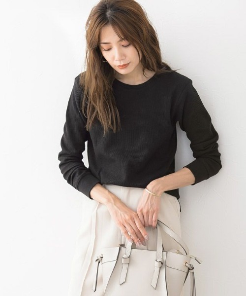 Pierrot（ピエロ）の「ネックが選べるワッフルロンT クルーネック Vネック 長袖 Tシャツ（Tシャツ/カットソー・レディース・ホワイト系その他/ブラック系その他/グレー系その他/ブラウン系その他/ブルー系その他/ベージュ系その他2/オレンジ/ピンク系その他/ベージュ系その他/アイボリー/オレンジ系その他/ネイビー/杢グレー/ピンク系その他2/ブラック/ブラウン系その他2/ブルー系その他3/ブルー系その他2/ブラウン/チャコール/パープル系その他/グレー系その他2/ラベンダー/テラコッタ・M/L）」の5枚目の写真