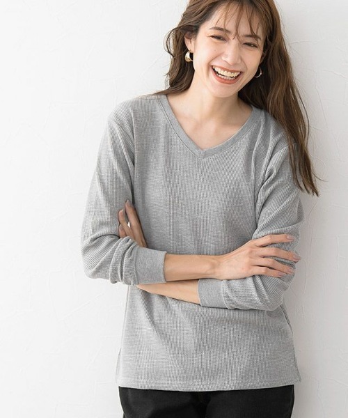 Pierrot（ピエロ）の「ネックが選べるワッフルロンT クルーネック Vネック 長袖 Tシャツ（Tシャツ/カットソー・レディース・ホワイト系その他/ブラック系その他/グレー系その他/ブラウン系その他/ブルー系その他/ベージュ系その他2/オレンジ/ピンク系その他/ベージュ系その他/アイボリー/オレンジ系その他/ネイビー/杢グレー/ピンク系その他2/ブラック/ブラウン系その他2/ブルー系その他3/ブルー系その他2/ブラウン/チャコール/パープル系その他/グレー系その他2/ラベンダー/テラコッタ・M/L）」の6枚目の写真