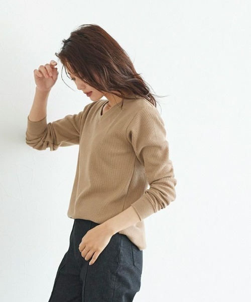 Pierrot（ピエロ）の「ネックが選べるワッフルロンT クルーネック Vネック 長袖 Tシャツ（Tシャツ/カットソー・レディース・ホワイト系その他/ブラック系その他/グレー系その他/ブラウン系その他/ブルー系その他/ベージュ系その他2/オレンジ/ピンク系その他/ベージュ系その他/アイボリー/オレンジ系その他/ネイビー/杢グレー/ピンク系その他2/ブラック/ブラウン系その他2/ブルー系その他3/ブルー系その他2/ブラウン/チャコール/パープル系その他/グレー系その他2/ラベンダー/テラコッタ・M/L）」の14枚目の写真