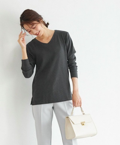 Pierrot（ピエロ）の「ネックが選べるワッフルロンT クルーネック Vネック 長袖 Tシャツ（Tシャツ/カットソー・レディース・ホワイト系その他/ブラック系その他/グレー系その他/ブラウン系その他/ブルー系その他/ベージュ系その他2/オレンジ/ピンク系その他/ベージュ系その他/アイボリー/オレンジ系その他/ネイビー/杢グレー/ピンク系その他2/ブラック/ブラウン系その他2/ブルー系その他3/ブルー系その他2/ブラウン/チャコール/パープル系その他/グレー系その他2/ラベンダー/テラコッタ・M/L）」の8枚目の写真