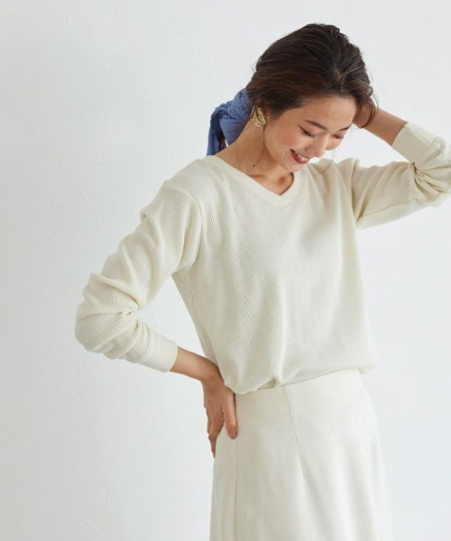 Pierrot（ピエロ）の「ネックが選べるワッフルロンT クルーネック Vネック 長袖 Tシャツ（Tシャツ/カットソー・レディース・ホワイト系その他/ブラック系その他/グレー系その他/ブラウン系その他/ブルー系その他/ベージュ系その他2/オレンジ/ピンク系その他/ベージュ系その他/アイボリー/オレンジ系その他/ネイビー/杢グレー/ピンク系その他2/ブラック/ブラウン系その他2/ブルー系その他3/ブルー系その他2/ブラウン/チャコール/パープル系その他/グレー系その他2/ラベンダー/テラコッタ・M/L）」の2枚目の写真