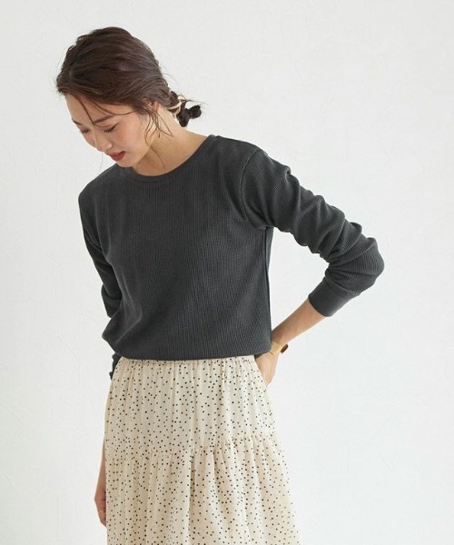 Pierrot（ピエロ）の「ネックが選べるワッフルロンT クルーネック Vネック 長袖 Tシャツ（Tシャツ/カットソー・レディース・ホワイト系その他/ブラック系その他/グレー系その他/ブラウン系その他/ブルー系その他/ベージュ系その他2/オレンジ/ピンク系その他/ベージュ系その他/アイボリー/オレンジ系その他/ネイビー/杢グレー/ピンク系その他2/ブラック/ブラウン系その他2/ブルー系その他3/ブルー系その他2/ブラウン/チャコール/パープル系その他/グレー系その他2/ラベンダー/テラコッタ・M/L）」の9枚目の写真