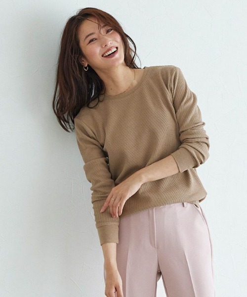 Pierrot（ピエロ）の「ネックが選べるワッフルロンT クルーネック Vネック 長袖 Tシャツ（Tシャツ/カットソー・レディース・ホワイト系その他/ブラック系その他/グレー系その他/ブラウン系その他/ブルー系その他/ベージュ系その他2/オレンジ/ピンク系その他/ベージュ系その他/アイボリー/オレンジ系その他/ネイビー/杢グレー/ピンク系その他2/ブラック/ブラウン系その他2/ブルー系その他3/ブルー系その他2/ブラウン/チャコール/パープル系その他/グレー系その他2/ラベンダー/テラコッタ・M/L）」の15枚目の写真