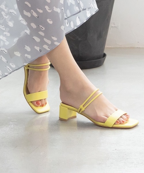 MODE ROBE(モードローブ)の「スクエアトゥダブルラインサンダル(サンダル・レディース・ブラック/イエロー/アイボリー/キャメル/ピンク系その他・24.5㎝/23㎝/24㎝/25㎝/22.5㎝/23.5㎝)」の1枚目の写真