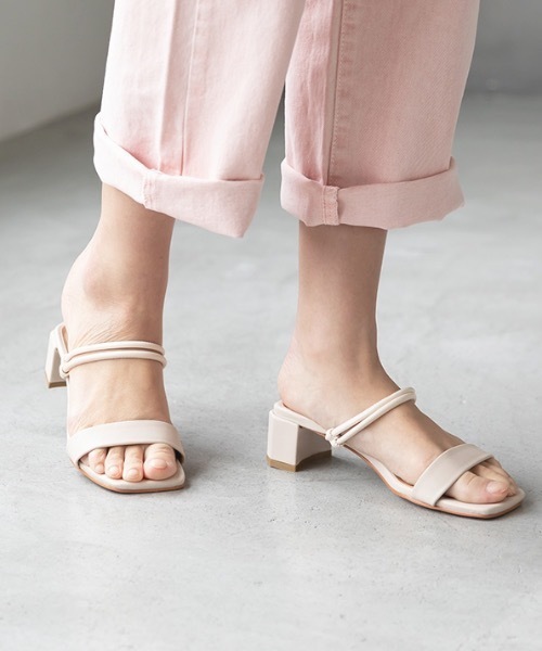 MODE ROBE(モードローブ)の「スクエアトゥダブルラインサンダル(サンダル・レディース・ブラック/イエロー/アイボリー/キャメル/ピンク系その他・24.5㎝/23㎝/24㎝/25㎝/22.5㎝/23.5㎝)」の2枚目の写真