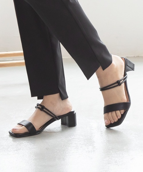 MODE ROBE(モードローブ)の「スクエアトゥダブルラインサンダル(サンダル・レディース・ブラック/イエロー/アイボリー/キャメル/ピンク系その他・24.5㎝/23㎝/24㎝/25㎝/22.5㎝/23.5㎝)」の3枚目の写真