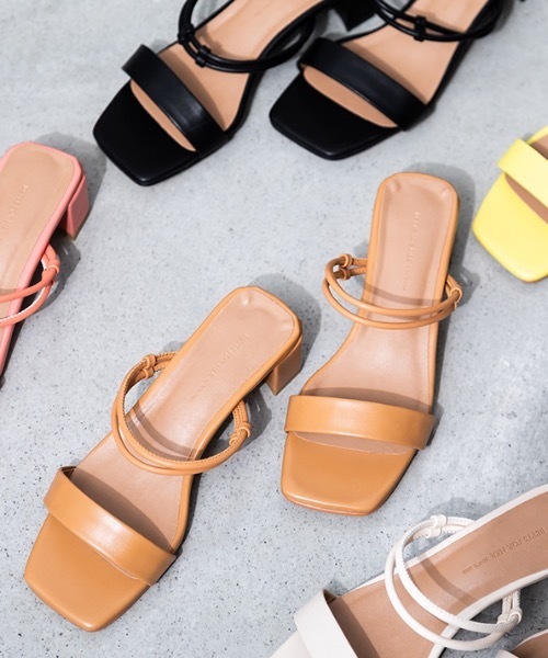 MODE ROBE(モードローブ)の「スクエアトゥダブルラインサンダル(サンダル・レディース・ブラック/イエロー/アイボリー/キャメル/ピンク系その他・24.5㎝/23㎝/24㎝/25㎝/22.5㎝/23.5㎝)」の7枚目の写真