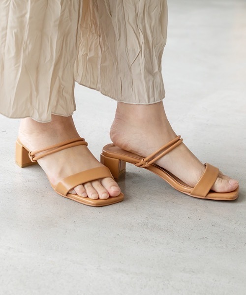 MODE ROBE(モードローブ)の「スクエアトゥダブルラインサンダル(サンダル・レディース・ブラック/イエロー/アイボリー/キャメル/ピンク系その他・24.5㎝/23㎝/24㎝/25㎝/22.5㎝/23.5㎝)」の8枚目の写真