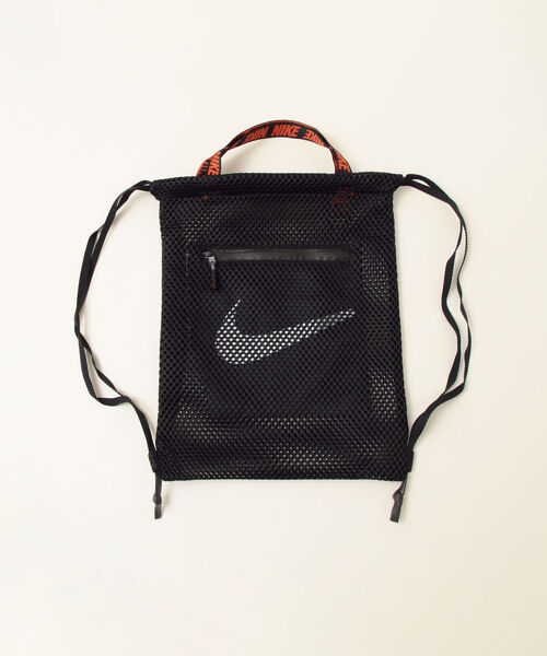 NIKE（ナイキ）の「NIKE:ジムサック（バックパック/リュック・レディース・ブラック/エンジ・ONE SIZE）」の2枚目の写真