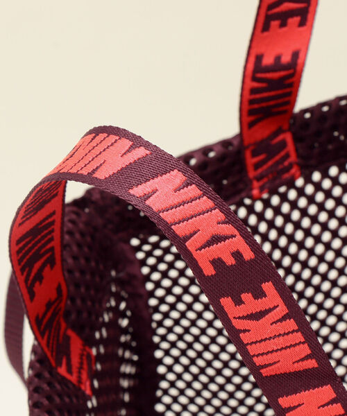 NIKE（ナイキ）の「NIKE:ジムサック（バックパック/リュック・レディース・ブラック/エンジ・ONE SIZE）」の3枚目の写真