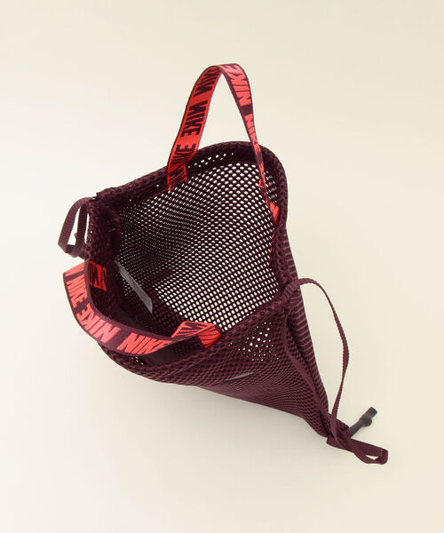 NIKE（ナイキ）の「NIKE:ジムサック（バックパック/リュック・レディース・ブラック/エンジ・ONE SIZE）」の4枚目の写真