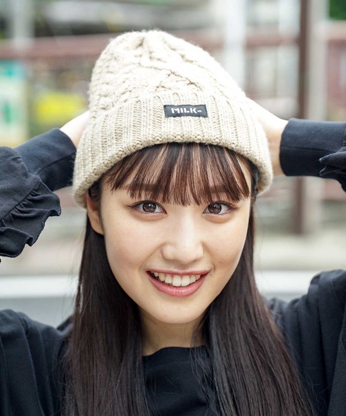 MILKFED.(ミルクフェド)の「LOGO CABLE KNIT CAP(ニットキャップ/ビーニー・レディース・ブラック/ブラウン/グレー/ベージュ/レッド・ONE SIZE)」の16枚目の写真