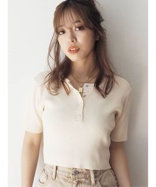 EVRIS（エヴリス）の「フロントヘンリーリブニットトップス（ニット/セーター・レディース・ブラック/オレンジ/グリーン/アイボリー・FREE）」の2枚目の写真