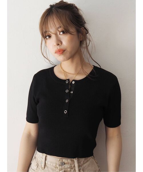 EVRIS（エヴリス）の「フロントヘンリーリブニットトップス（ニット/セーター・レディース・ブラック/オレンジ/グリーン/アイボリー・FREE）」の3枚目の写真