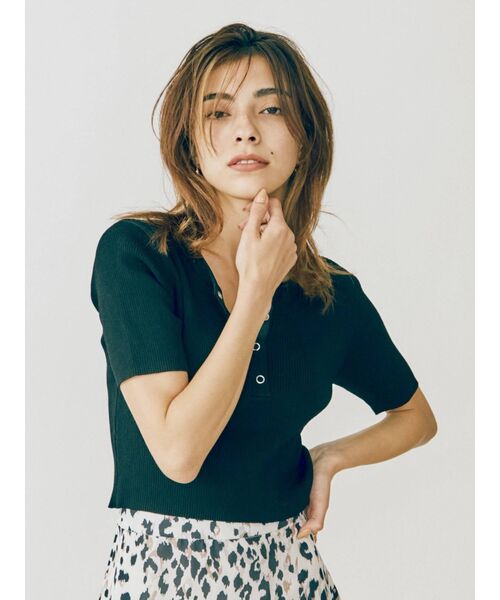 EVRIS（エヴリス）の「フロントヘンリーリブニットトップス（ニット/セーター・レディース・ブラック/オレンジ/グリーン/アイボリー・FREE）」の5枚目の写真