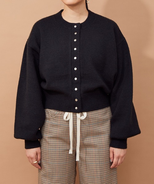 ADAM ET ROPE'（アダムエロペ）の「【WEB限定】フォルムボタンカーディガン（カーディガン/ボレロ・レディース・チャコールグレー/ブラック/ラベンダー/キナリ・FREE）」の11枚目の写真