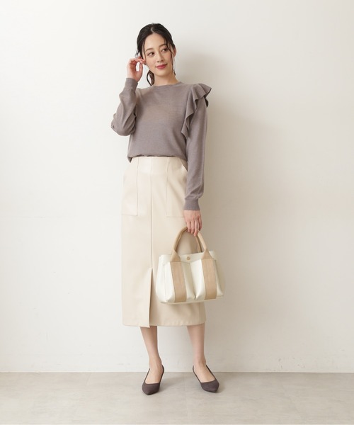 NATURAL BEAUTY BASIC(ナチュラルビューティーベーシック)の「フェイクレザーストレートスカート/0171220910(スカート・レディース・ブラック/ピンク/オフホワイト・SMALL/X-SMALL/MEDIUM)」の4枚目の写真