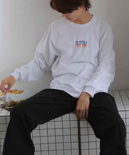 TUTTU（トゥトゥ）の「TUTTUオリジナルロゴ  ロングスリーブロンT（Tシャツ/カットソー・メンズ・ホワイト/ブラック/ダークグリーン/ブルー/アイボリー/ホワイト系その他/ブラック系その他/グレー系その他/グリーン系その他/ブルー系その他/チャコール/ホワイト系その他2/ホワイト系その他3/ホワイト系その他4/ホワイト系その他5/ホワイト系その他6/ホワイト系その他7/ブラック系その他2/グレー系その他2/グレー系その他3/グレー系その他4/グレー系その他5/グリーン系その他2/グリーン系その他3/ブルー系その他2・M/L）」の2枚目の写真