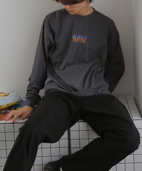 TUTTU（トゥトゥ）の「TUTTUオリジナルロゴ  ロングスリーブロンT（Tシャツ/カットソー・メンズ・ホワイト/ブラック/ダークグリーン/ブルー/アイボリー/ホワイト系その他/ブラック系その他/グレー系その他/グリーン系その他/ブルー系その他/チャコール/ホワイト系その他2/ホワイト系その他3/ホワイト系その他4/ホワイト系その他5/ホワイト系その他6/ホワイト系その他7/ブラック系その他2/グレー系その他2/グレー系その他3/グレー系その他4/グレー系その他5/グリーン系その他2/グリーン系その他3/ブルー系その他2・M/L）」の15枚目の写真