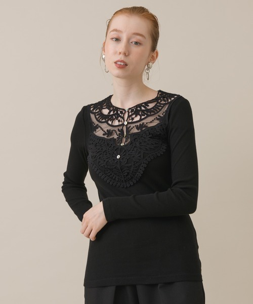 TRANOI(トラノイ)の「TRANOI ヘンリーレースネックTシャツ(Tシャツ/カットソー・レディース・ブラック/カーキ/グレイッシュベージュ・FREE)」の7枚目の写真