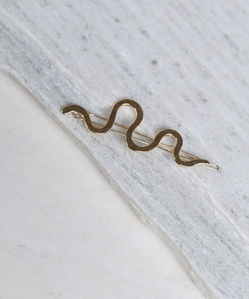 Bab（バブ）の「ウェーブデザインメタルバレッタ（バレッタ/ヘアクリップ・レディース・シルバー/ゴールド・ONESIZE）」の4枚目の写真