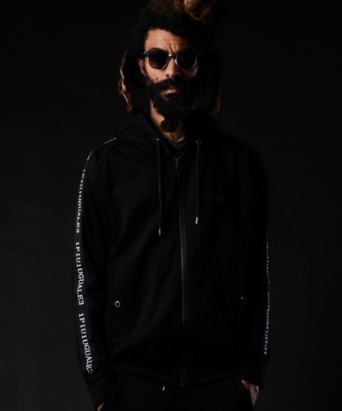 1 piu 1 uguale 3(ウノピゥウノウグァーレトレ)の「【別注】1piu1 uguale3/ウノ ピゥ ウノ ウグァーレ トレ/PK(パーカー・メンズ・ブラック・4/5)」の1枚目の写真