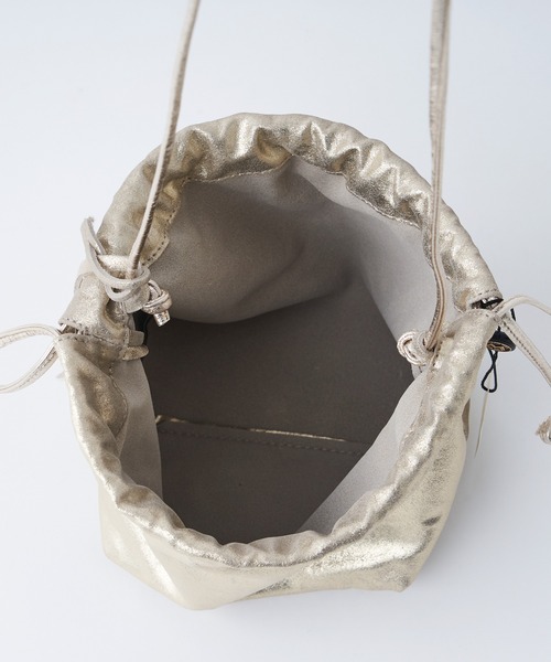marco masi（マルコマージ）の「MARCO MASI/マルコマージ　メタリックギャザーショルダーバッグ（ショルダーバッグ・レディース・ゴールド・FREE）」の18枚目の写真