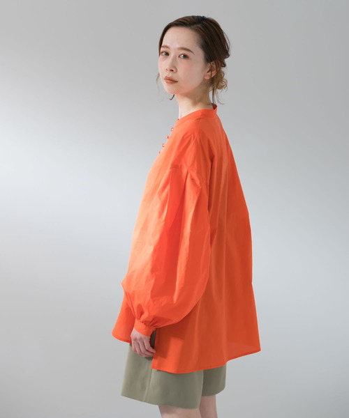 UR Lab.（アーバンリサーチラボ）の「スタンドカラーボタンブラウス（シャツ/ブラウス・レディース・スミクロ/ホワイト/オレンジ・FREE）」の11枚目の写真