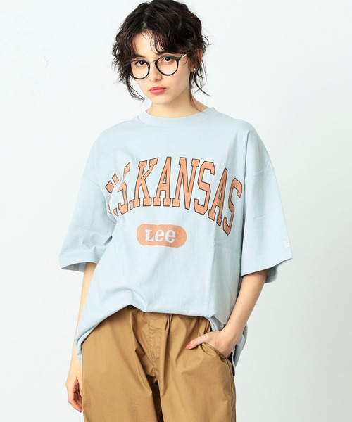 Lee（リー）の「COLLEGE PRINT       H/S TEE（Tシャツ/カットソー・メンズ・ホワイト/ブルー系その他/グレイッシュベージュ・SMALL/MEDIUM）」の3枚目の写真