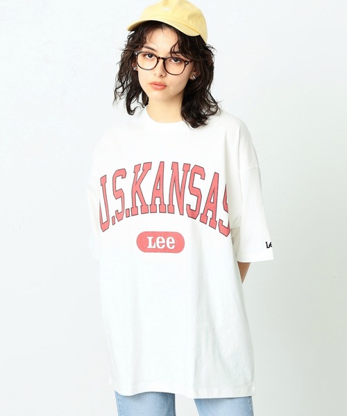 Lee（リー）の「COLLEGE PRINT       H/S TEE（Tシャツ/カットソー・メンズ・ホワイト/ブルー系その他/グレイッシュベージュ・SMALL/MEDIUM）」の2枚目の写真