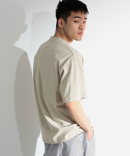 Lee（リー）の「COLLEGE PRINT       H/S TEE（Tシャツ/カットソー・メンズ・ホワイト/ブルー系その他/グレイッシュベージュ・SMALL/MEDIUM）」の4枚目の写真