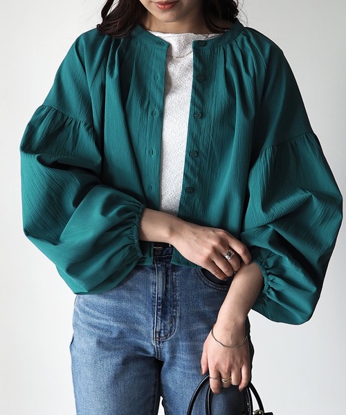 Riberry(リベリー)の「ボリューム袖ショートブラウス(シャツ/ブラウス・レディース・アイボリー/ベージュ/グリーン・MEDIUM)」の1枚目の写真