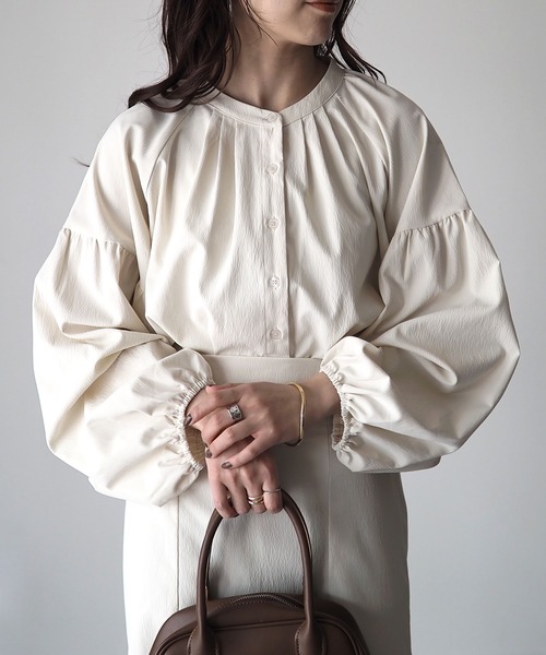 Riberry(リベリー)の「ボリューム袖ショートブラウス(シャツ/ブラウス・レディース・アイボリー/ベージュ/グリーン・MEDIUM)」の2枚目の写真