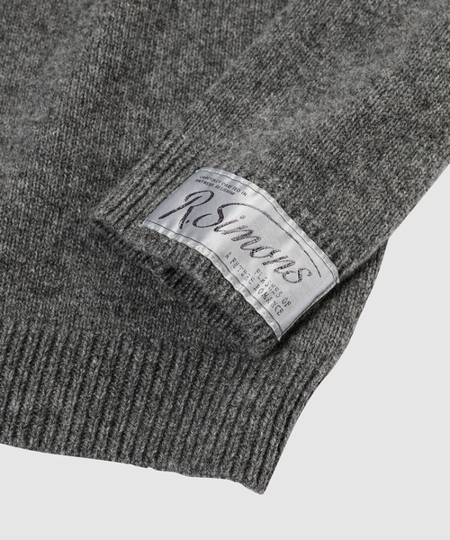 RAF SIMONS（ラフシモンズ）の「Loose fit sweater with net V-neck insert（ニット/セーター・メンズ・ブラック/グレー・1/2）」の5枚目の写真