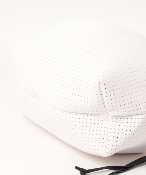 EDITA.（エディータ）の「EDITA/エディータ 巾着バッグ 2way ショルダーバッグ トートバッグ ネオプレン 肩掛け 斜め掛け A4収納可 洗える 通勤バッグ（トートバッグ・レディース・ベージュ/オフホワイト/ブラック系その他/チャコールグレー/オリーブ/ブラック・FREE）」の8枚目の写真