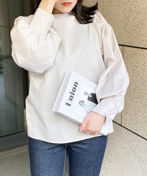 Meli rich(メリーリッチ)の「前後2WAYボリュームスリーブブラウス(シャツ/ブラウス・レディース・オレンジ/サックスブルー/グリーン/ネイビー/オフホワイト/グレイッシュベージュ・MEDIUM)」の3枚目の写真