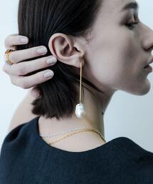 SMELLY so’ baroque pearl bar pierce