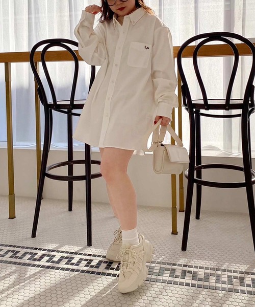 one after another NICE CLAUP（ワンアフターアナザーナイスクラップ）の「【LIMMSE】ロゴ刺繍オーバーサイズシャツ（シャツ/ブラウス・レディース・サックスブルー系/ピンク/ブラック/オフホワイト・FREE）」の5枚目の写真