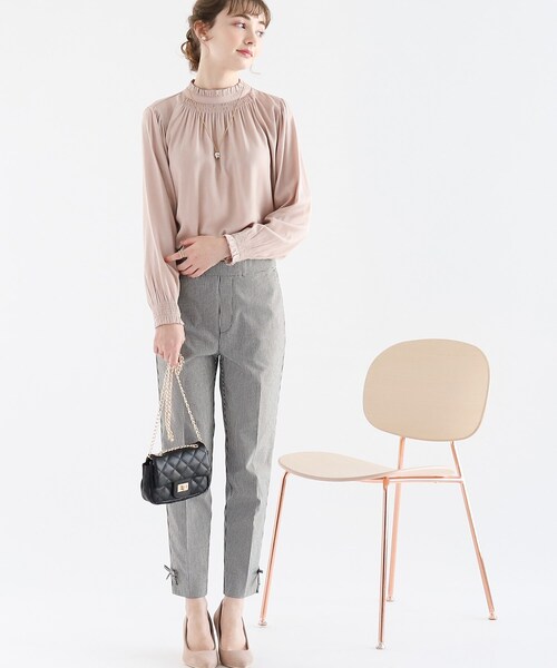 couture brooch（クチュールブローチ）の「【着回しの効く万能ブラウス】シャーリングフリルネックブラウス（シャツ/ブラウス・レディース・サックスブルー/アイボリー/ベビーピンク/ホワイト系3・40/38/42）」の21枚目の写真