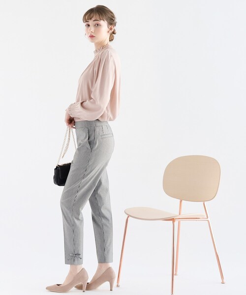 couture brooch（クチュールブローチ）の「【着回しの効く万能ブラウス】シャーリングフリルネックブラウス（シャツ/ブラウス・レディース・サックスブルー/アイボリー/ベビーピンク/ホワイト系3・40/38/42）」の22枚目の写真