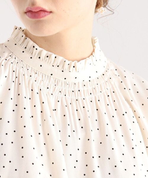 couture brooch（クチュールブローチ）の「【着回しの効く万能ブラウス】シャーリングフリルネックブラウス（シャツ/ブラウス・レディース・サックスブルー/アイボリー/ベビーピンク/ホワイト系3・40/38/42）」の7枚目の写真