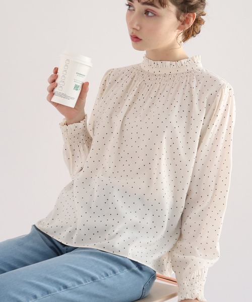 couture brooch（クチュールブローチ）の「【着回しの効く万能ブラウス】シャーリングフリルネックブラウス（シャツ/ブラウス・レディース・サックスブルー/アイボリー/ベビーピンク/ホワイト系3・40/38/42）」の3枚目の写真