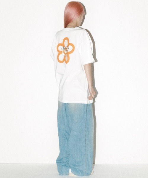 ISTKUNST（イストクンスト）の「A'GEM/9 × .kom『ISTKUNST/イストクンスト』flower smile TEE/フラワースマイル 半袖　カットソー（Tシャツ/カットソー・メンズ・グリーン/ホワイト/ブラック/ピンク・L/S/M）」の5枚目の写真