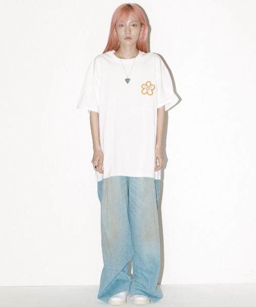 ISTKUNST（イストクンスト）の「A'GEM/9 × .kom『ISTKUNST/イストクンスト』flower smile TEE/フラワースマイル 半袖　カットソー（Tシャツ/カットソー・メンズ・グリーン/ホワイト/ブラック/ピンク・L/S/M）」の6枚目の写真