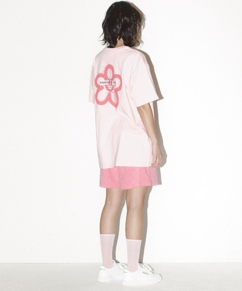 ISTKUNST（イストクンスト）の「A'GEM/9 × .kom『ISTKUNST/イストクンスト』flower smile TEE/フラワースマイル 半袖　カットソー（Tシャツ/カットソー・メンズ・グリーン/ホワイト/ブラック/ピンク・L/S/M）」の16枚目の写真