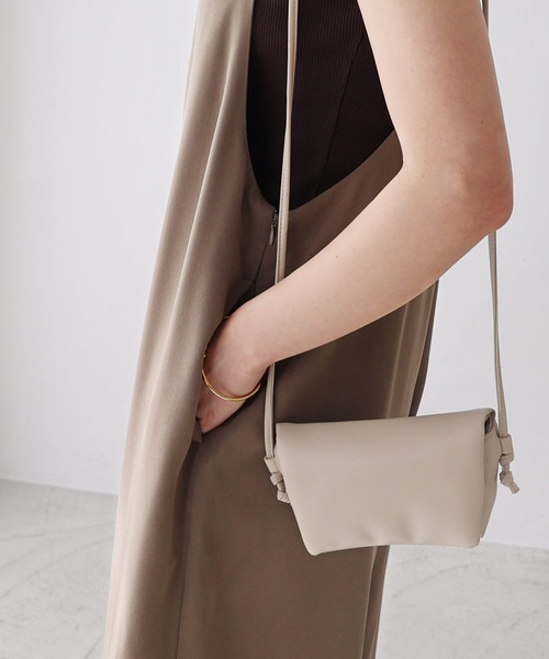 evernavy（エバーネイビー）の「とろみ素材スクエアネックサロペット（サロペット/オーバーオール・レディース・グレイッシュベージュ/キナリ/ネイビー/ブラック・M/S/L）」の22枚目の写真