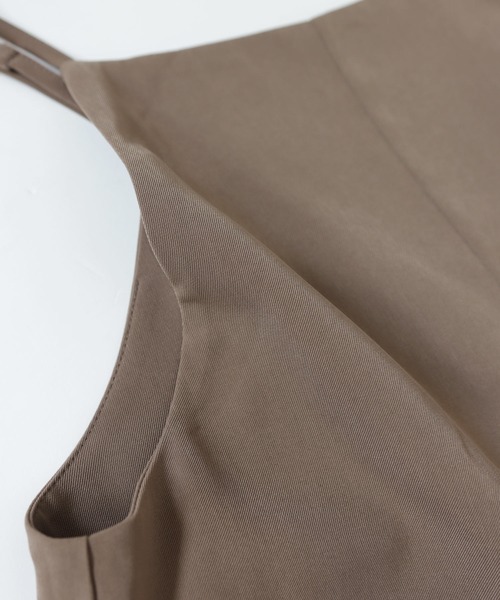 evernavy（エバーネイビー）の「とろみ素材スクエアネックサロペット（サロペット/オーバーオール・レディース・グレイッシュベージュ/キナリ/ネイビー/ブラック・M/S/L）」の11枚目の写真